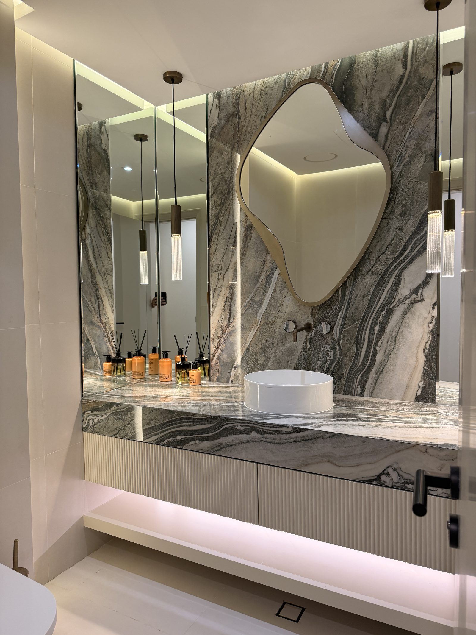 Powder room in veined stone