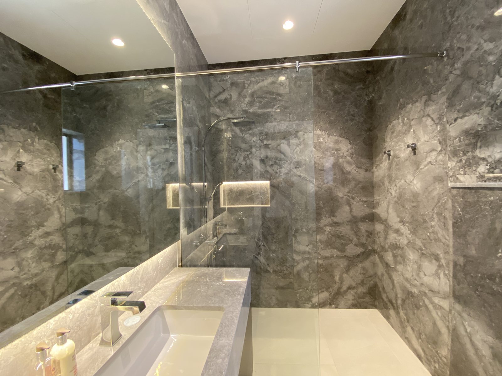 Shower in grey marble